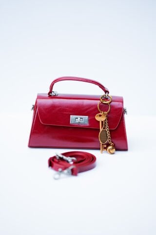 BORDO CHARM AKSESUARLI ÇANTA