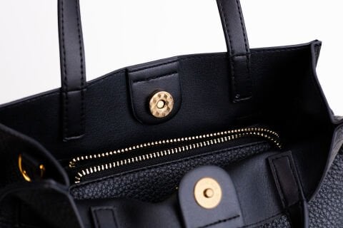 SİYAH TOKALI KARE KADIN ÇANTA