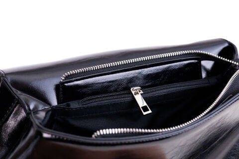 SİYAH RUGAN CHARMLI KADIN ÇANTA