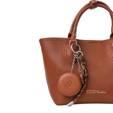 EKRU CHARM AKSESUARLI EL VE OMUZ KADIN ÇANTASI CAMEL